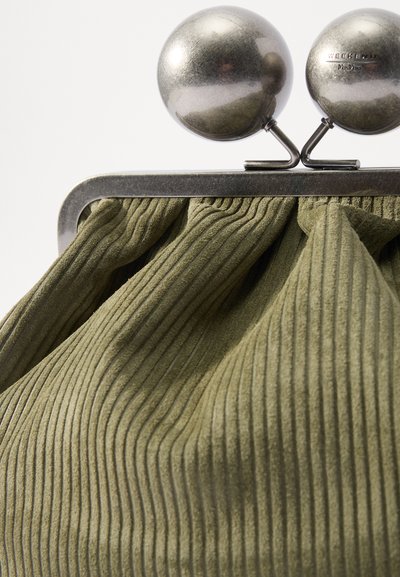 Olijfgroene geplooide stoffen clutch met een metalen frame en twee ronde sluitingen. Getextureerd oppervlak met verticale ribbeldetails.