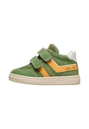Sneaker verde in suede con striscia gialla a zigzag e doppio cinturino in Velcro. Suola in gomma bianca con dettagli testurizzati. Design a bassa altezza.