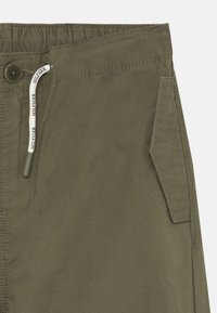 Tommy Hilfiger PARACHUTE PANT - Broek - battle green