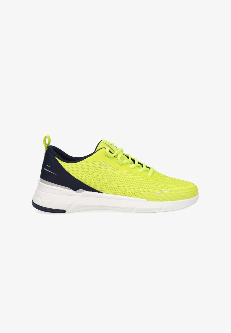 Chaussure de sport basse jaune vif et noire avec semelle blanche, tige en mesh, laçage et languette de talon, orientée vers la gauche sur fond blanc.