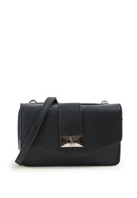 Borsa a tracolla in ecopelle nera con patta anteriore, chiusura in metallo argentato e tracolla regolabile. Texture liscia, forma rettangolare.