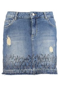 Denimminikjol i ljusblått, med slitna lappar och dekorationer av mörka pärlor längs nederkanten. Klassisk femfickdesign.