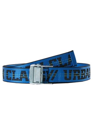 Blauer synthetischer Gürtel mit schwarzem Text, ausgestattet mit einer metallischen Schnalle. Das Band zeigt ein wiederholendes Markenmuster. Strukturierte Oberfläche.