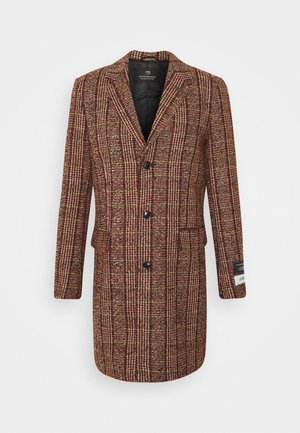 Manteau long pour homme en laine à carreaux marron, avec trois boutons noirs, col à revers cranté et poches avant à rabat.