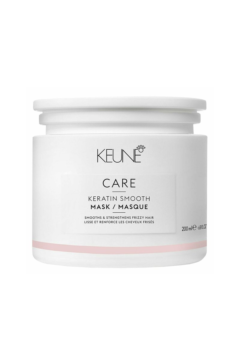 Maschera Keune Care Keratin Smooth in un contenitore rotondo bianco con una finitura liscia, banda decorativa rosa e un'etichetta che illustra i benefici del prodotto.