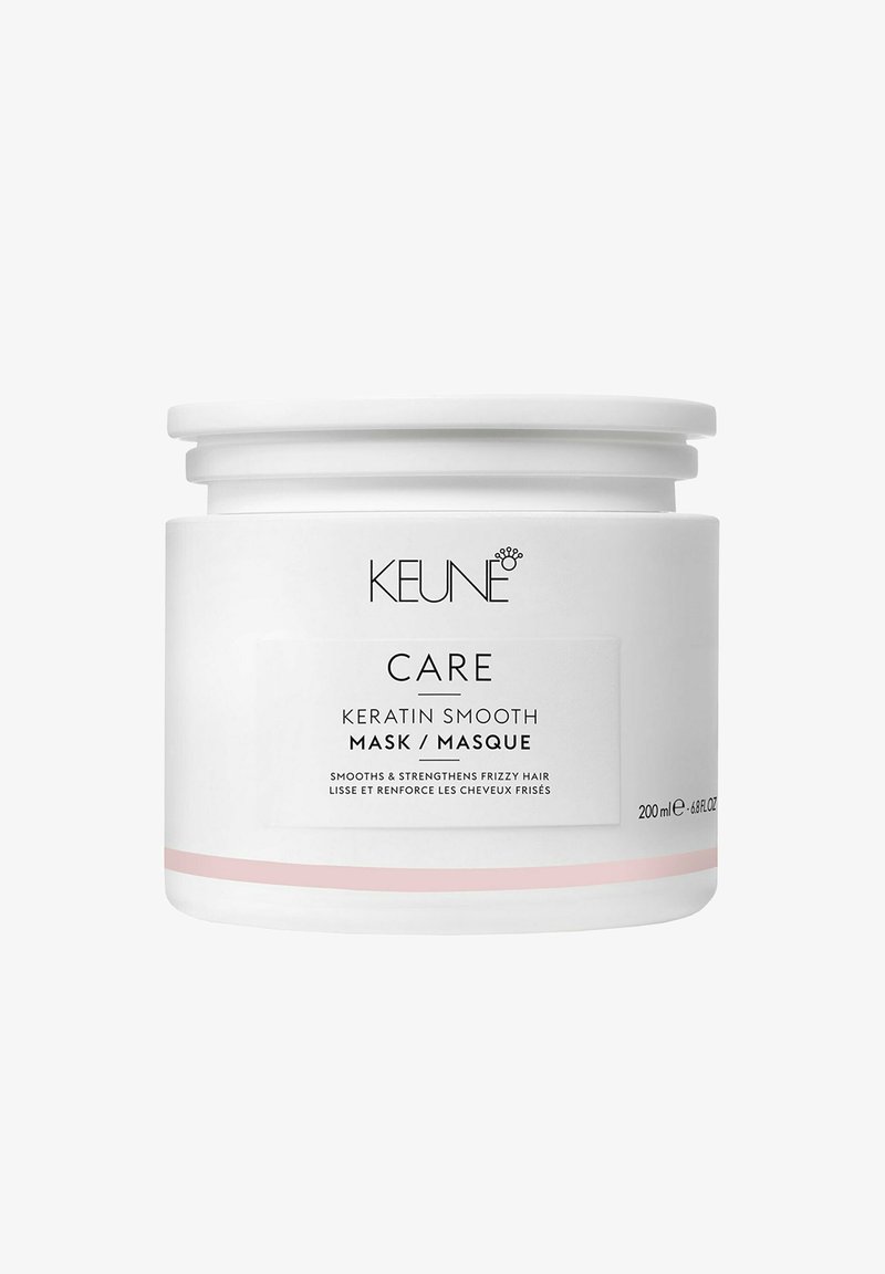 Maschera Keune Care Keratin Smooth in un contenitore rotondo bianco con una finitura liscia, banda decorativa rosa e un'etichetta che illustra i benefici del prodotto.