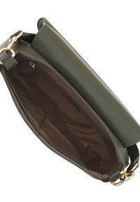 Borsa verde oliva con esterno in pelle liscia, hardware tono oro e tasca interna con zip. Caratterizzata da un design strutturato e manici piatti.