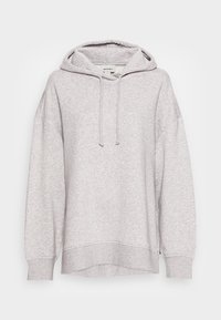 Hellgrauer oversized Hoodie mit langen Ärmeln, Fronttaschen, verstellbarem Kapuzenzug und gerippten Bündchen sowie Saum, auf einem weißen Hintergrund präsentiert.