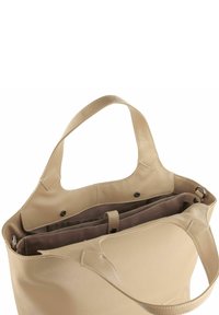 Borsa tote in pelle beige con finitura testurizzata, dotata di due manici, un ampio interno con tasche e chiusure a scatto.