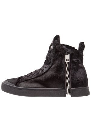 Czarny sneaker za kostkę z puszystą fakturą, sznurowaniem z przodu i suwakiem po boku, na białym tle.
