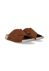 Bruine leren slidersandalen met gekruiste banden, ventilatie openingen en een witte rubberen zool met een gestructureerd profiel.
