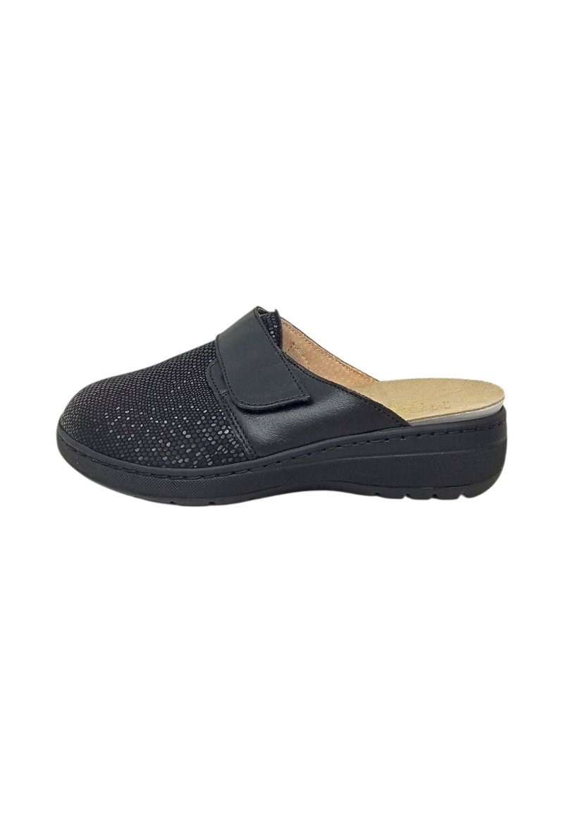 Scarpa nera slip-on con tomaia in mesh testurizzato, accenti in pelle nera liscia, soletta imbottita e suola in gomma nera spessa.