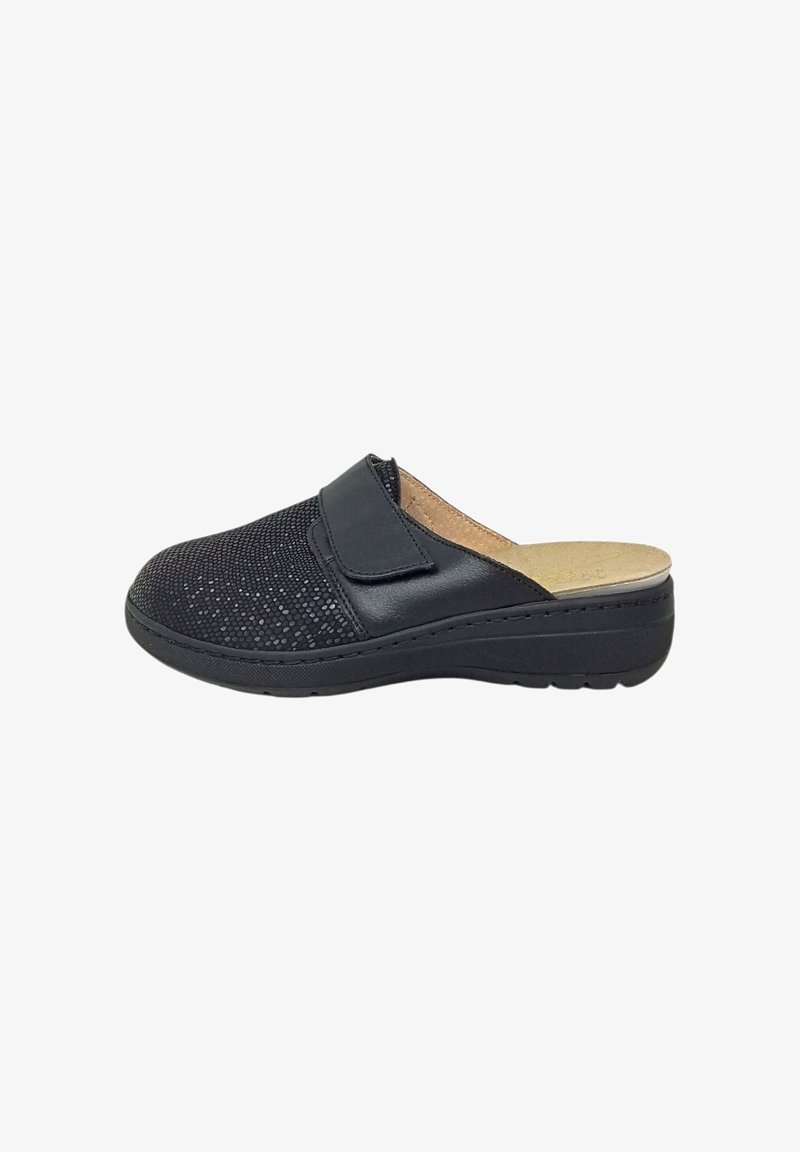 Scarpa nera slip-on con tomaia in mesh testurizzato, accenti in pelle nera liscia, soletta imbottita e suola in gomma nera spessa.