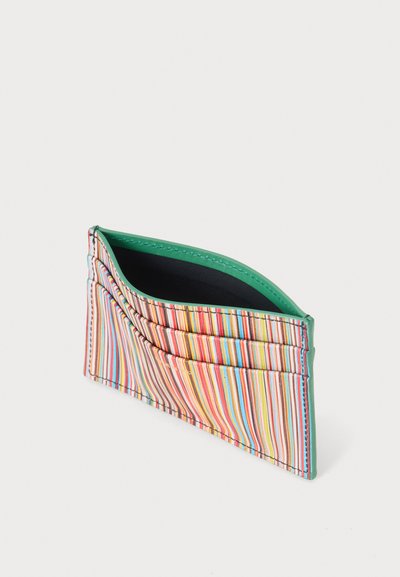 Porte-cartes fin avec des rayures verticales multicolores et une bordure verte, avec plusieurs emplacements pour cartes et un compartiment central ouvert.