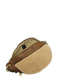 Sac en cuir marron avec un devant en fausse fourrure beige texturée. Fermeture zippée et accent décoratif en or. L'intérieur doublé arbore un motif floral.