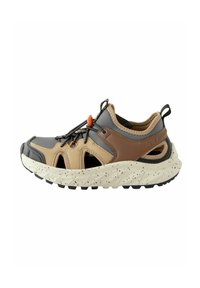 Sandales de sport avec une tige synthétique grise, beige et brune, des panneaux en mesh, une semelle extérieure crème mouchetée et des lacets élastiques ajustables.