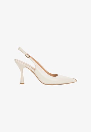 Creamfarbener High Heel Slingback mit spitzem Zehenbereich, schlankem Riemen und kleiner goldener Schnalle vor weißem Hintergrund.