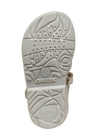 Witte zool van Geox met een gestructureerd patroon en ventilatieopeningen. Bevat de labels "FLEXY SYSTEM" en "SOFTLY CUSHIONED". Maat 21.