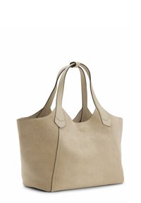 Borsa tote in camoscio beige con doppie cinghie, dettagli lisci e una forma strutturata. Presenta un branding minimo e una superficie solida e testurizzata.