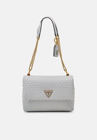 Bolso de mano tejido blanco con una correa de cadena dorada y acento de logo triangular. Cuenta con una textura suave y cierre de solapa.