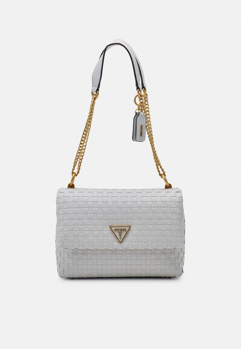 Bolso de mano tejido blanco con una correa de cadena dorada y acento de logo triangular. Cuenta con una textura suave y cierre de solapa.