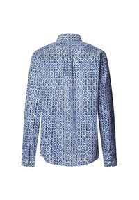 Camisa de manga larga azul y blanca con un patrón geométrico de diamantes, cuello puntiagudo y puños abotonados. Textura de tela suave.