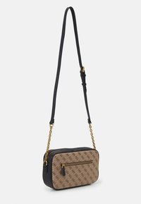 Borsa a tracolla in tela marrone con motivo a fantasia e dettagli in pelle nera. Presenta una tracolla a catena color oro e un scomparto con cerniera.