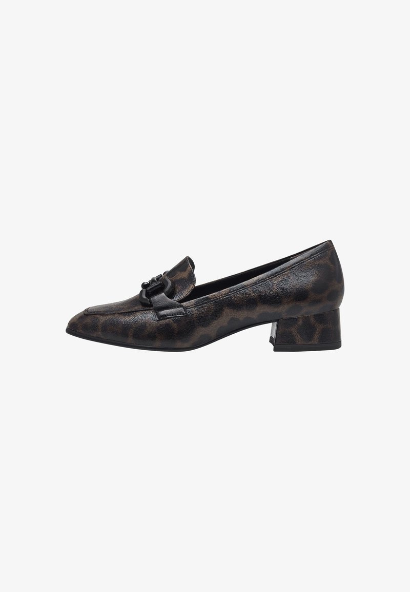 Chaussures à talon bas imprimé léopard avec un bout pointu, une texture en cuir brillant et un accent décoratif noir sur le dessus.