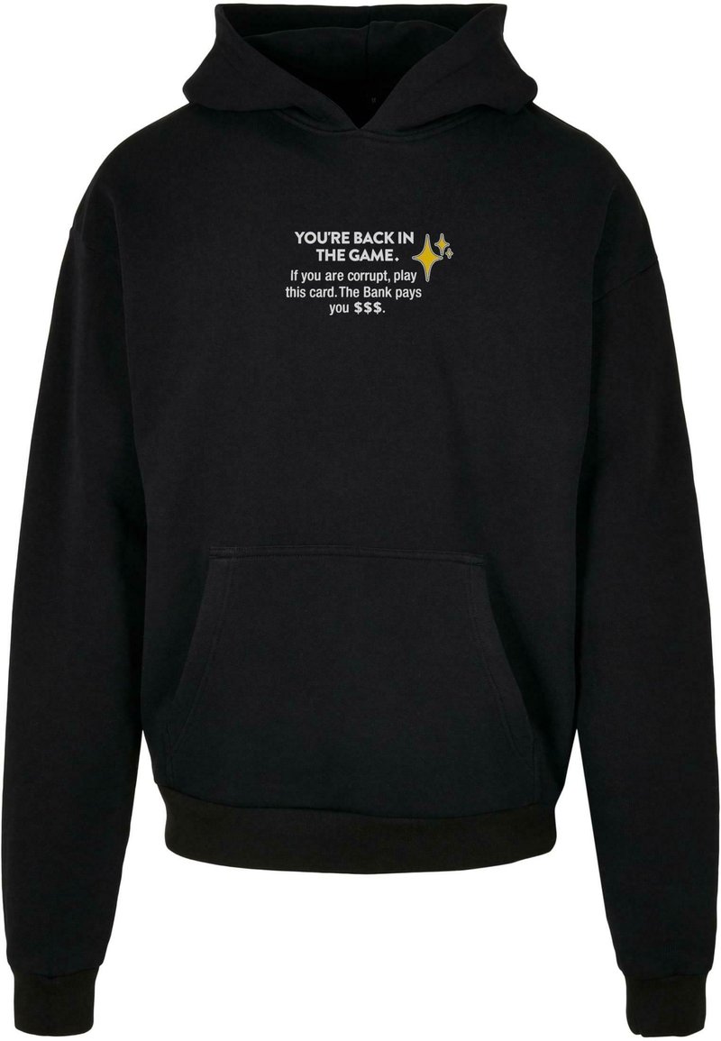 Hanorac negru cu buzunar frontal, cu text alb: "TE-ai întors în joc. Dacă ești corupt, joacă această carte. Banca îți plătește $$$."