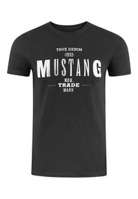 Zwarte katoenen t-shirt met witte grafische tekst: "TRUE DENIM 1932 MUSTANG REG. TRADE MARK." Klassieke ronde hals en korte mouwen.