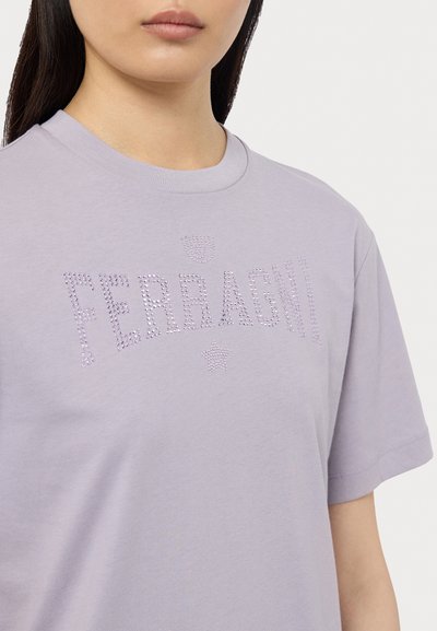 Lilac kokvilnas T-kreklis ar apaļu kaklu, īsām piedurknēm un ar "FERRAGNI" izšuvumu, kas rotāts ar rhinestones un akcentēts ar zvaigznes dizainu.