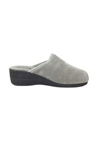 Zoccoli slip-on in suede grigio con punta arrotondata, suola a zeppa che aumenta l'altezza e dettagli cuciti lungo il bordo. Suola piatta e testurizzata.