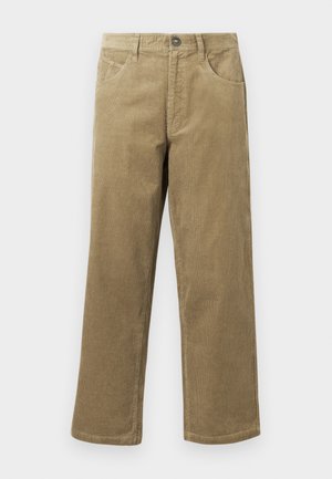 Calças de veludo cotelê em castanho claro, com um design de perna reta, cinco bolsos e fecho de botão. Tecido texturado com riscas subtis.