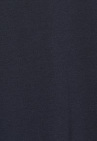 Paprasta tamsiai naktinės mėlynos spalvos audinio tekstūra su subtiliomis banguotomis juostelėmis ir minkšta, lygi išvaizda.