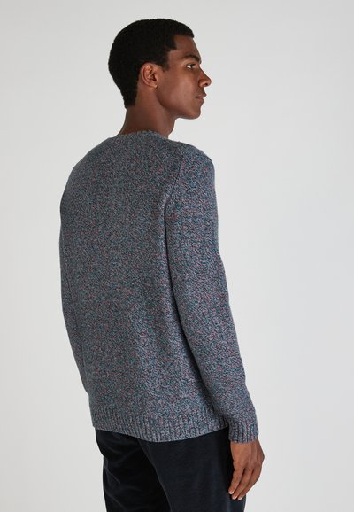 Strickpullover aus mehrfarbigem Garn (blau, rosa, grau) mit lässiger Passform, Rundhalsausschnitt und gerippten Bündchen. Strukturierter Stoff mit subtilen Mustern.