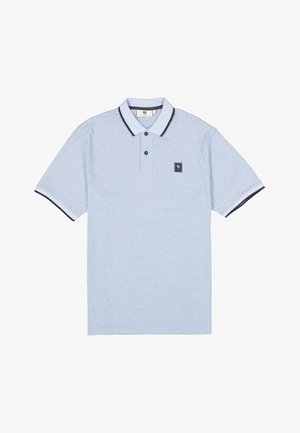 Polo à manches courtes bleu clair avec bord foncé sur le col et les bords des manches, deux boutons noirs et petit logo carré sur la poitrine gauche.