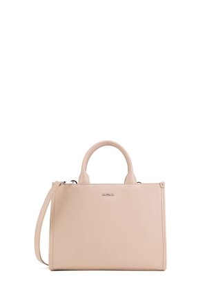 Beige rechthoekige handtas met twee korte handvatten, een afneembare schouderriem en een klein metalen logo aan de voorkant in het midden.