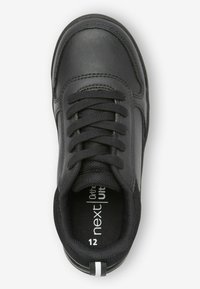 Sneaker in pelle nera con dettagli in mesh nero, punta rotonda, lacci piatti, colletto imbottito e logo bianco sulla soletta e sul tallone. Taglia 12.