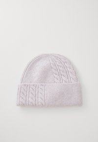 Ribstrikket hue i lys pink. Har ribbet struktur og foldet kant. Lavet af blødt materiale med en hyggelig, tætsiddende pasform.