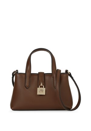 Hnědá kožená kabelka s dvojitými horními rukojeťmi, odnímatelným popruhem, obdélníkovým tvarem a uzavíráním s kovovým akcentem.