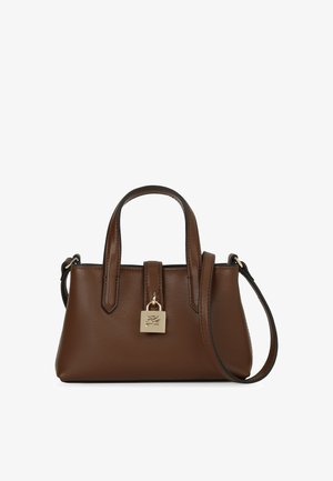 Barna bőr kézitáska dupla felső fogantyúkkal, levehető pánttal, téglalap alakú és fémes díszítésű záró funkcióval.