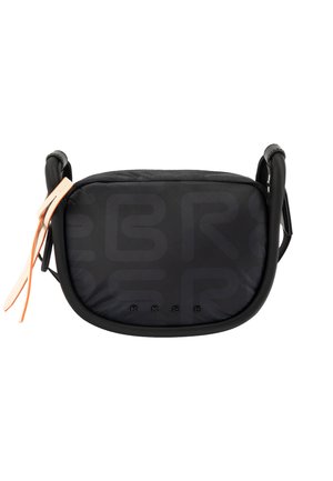 Kompaktowa czarna torba na ramię z pikowaną fakturą, subtelnie tłoczonymi literami i pomarańczowymi akcentami na skórzanym pasku.