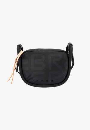 Compacte zwarte crossbodytas met gewatteerde textuur, subtiele reliëfletters en oranje leren riemaccenten.