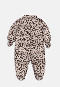 Bērnu apģērbs ar polsterējumu, krēmkrāsā, ar leopardu rakstu un sirds dizainiem. Aprīkots ar apkakli un elastīgām piedurknēm, izgatavots no mīkstas auduma.
