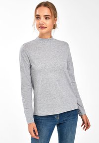 Szara, długi rękaw t-shirt z wysokim kołnierzem, wykonany z lekkiego materiału. Posiada luźny krój o gładkiej fakturze i prostym designie.