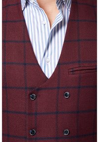 Burgundowa kamizelka w kratę z niebieskimi akcentami, z dekoltem w kształcie litery V, podwójnym zapięciem na guziki oraz kieszonką na lewej stronie.