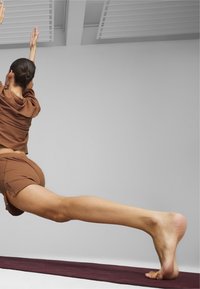 Puma PREMIUM STUDIO - Pantalón corto de deporte - teak