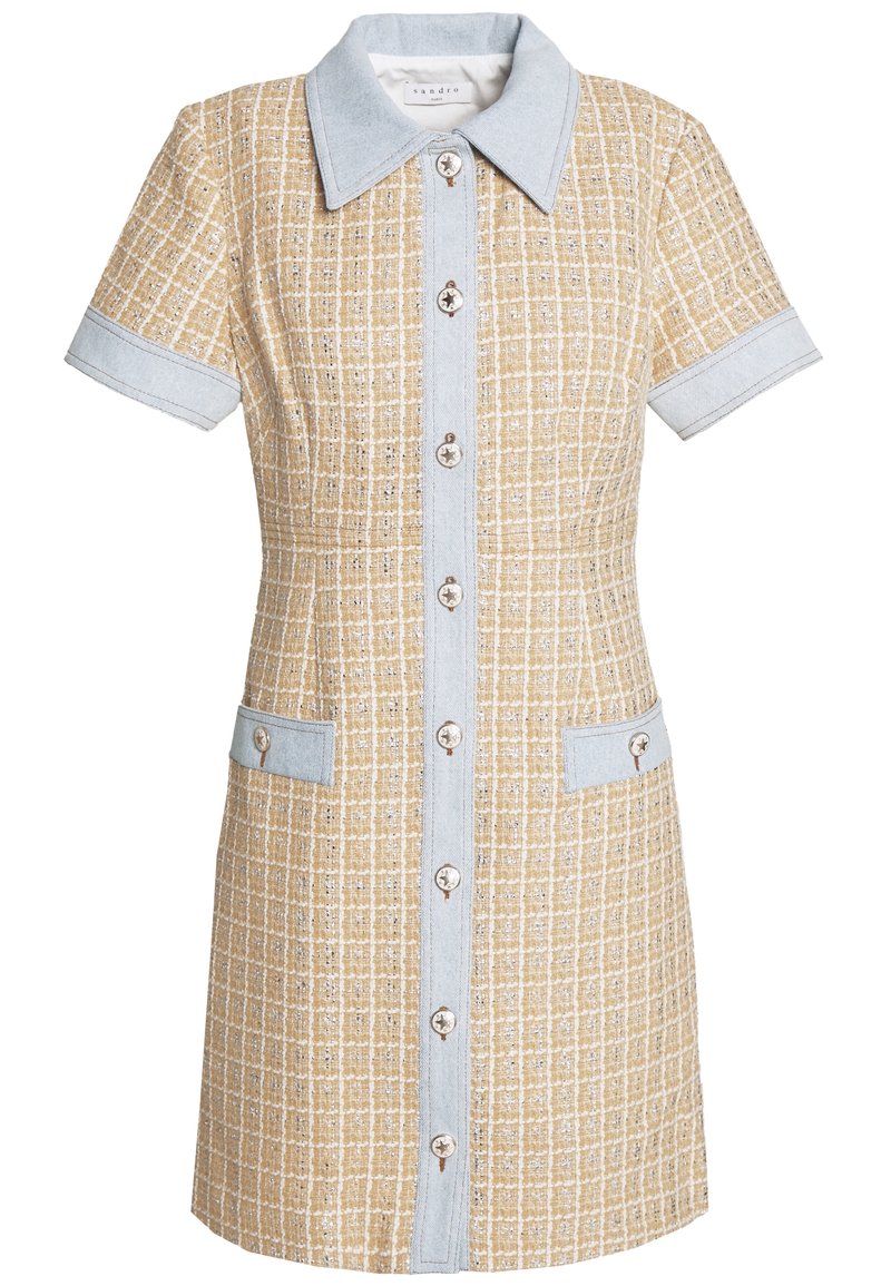 Robe à manches courtes en beige et bleu clair, dotée d'un motif à carreaux, de boutons sur le devant, de deux poches et d'un col classique.