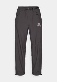 Zwarte outdoorbroek van lichtgewicht materiaal, voorzien van een riem, meerdere zakken en een logo. Rechte pijpen met elastische tailleband.