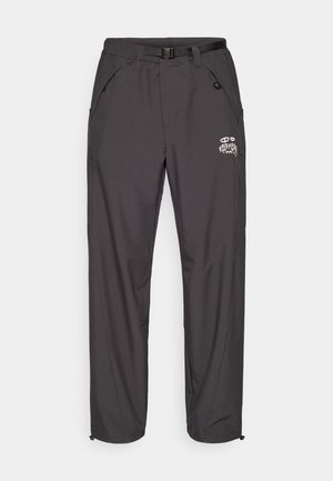 Pantaloni negri pentru exterior, realizați din material ușor, prevăzuți cu curea, mai multe buzunare și un logo. Design cu picior drept și talie elastică.